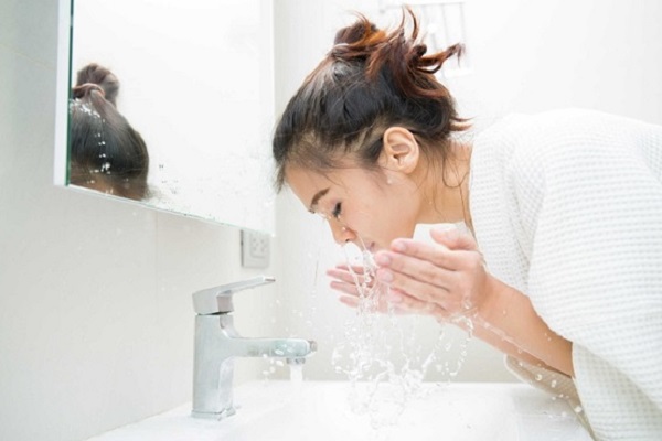 Bạn nên rửa mặt 2 lần/ngày để lấy sạch đi bụi bẩn, vi khuẩn gây hại cho da.