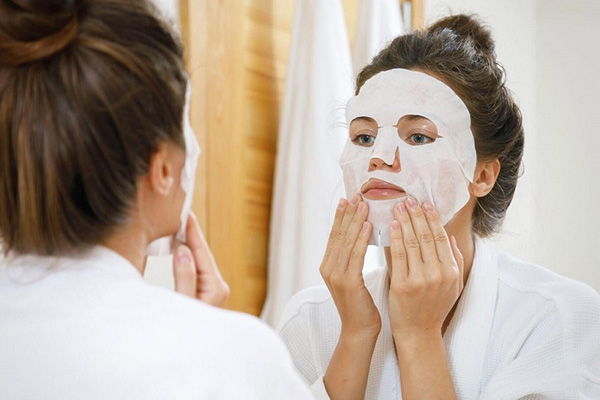 Đắp mặt nạ sẽ giúp cấp ẩm, tránh tình trạng khô da sau khi tẩy tế bào chết.