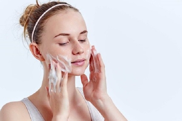 Xoa mặt nhẹ nhàng khi rửa mặt giúp làn da không bị đau rát
