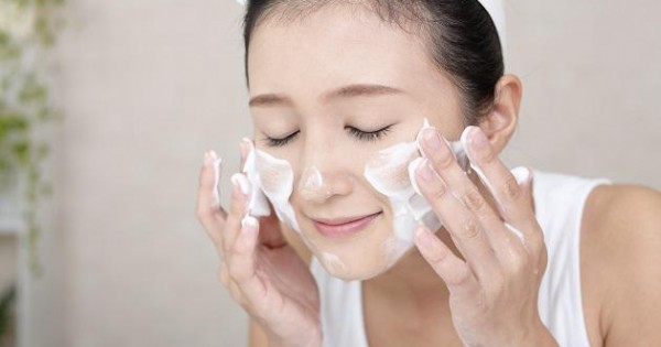 Bạn không thể bỏ qua bước rửa mặt trong quy trình chăm sóc da mỗi ngày.
