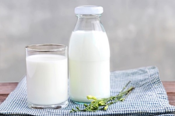 Dùng sữa tươi thay thế nước lọc để màu môi không bị loãng, nhạt và loang lổ.