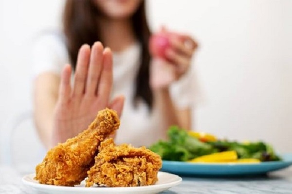 Kiêng ăn thịt gà sau khi phun môi.