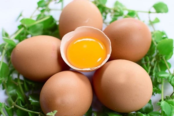 Trứng gà làm ảnh hưởng đến màu môi sau khi xăm.