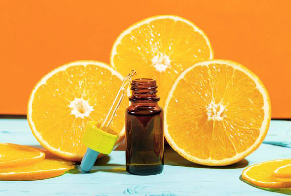 Mỹ phẩm chứa vitamin C thường được bảo quản trong chai lọ tối màu.
