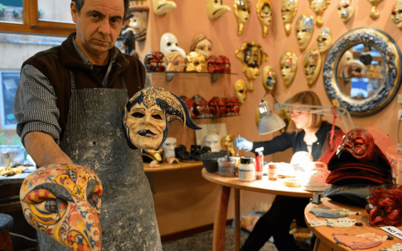 Những người nghệ sĩ đang tạo ra những chiếc mặt nạ Venice