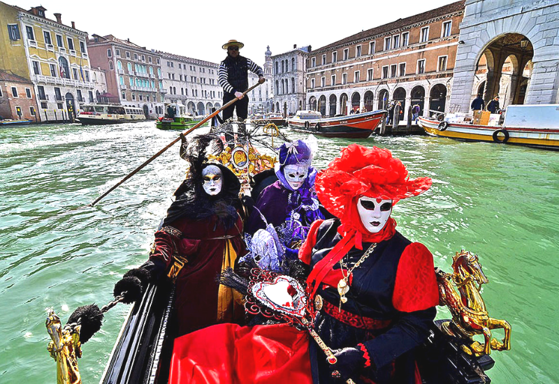 Sông nước Venice cũng trở nên rực rỡ nhờ những bộ trang phục lộng lẫy