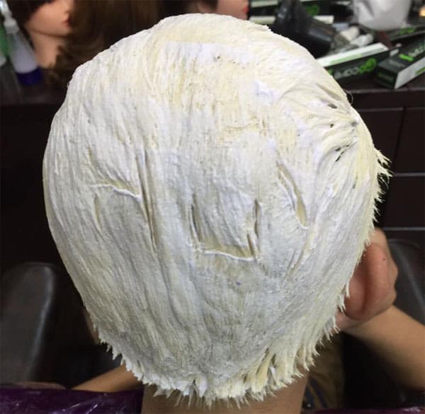 Các bạn cần tiến hành tẩy tóc hoặc nâng tone nền trước khi nhuộm tóc màu khói (Nguồn: Học viện tóc Onestar)