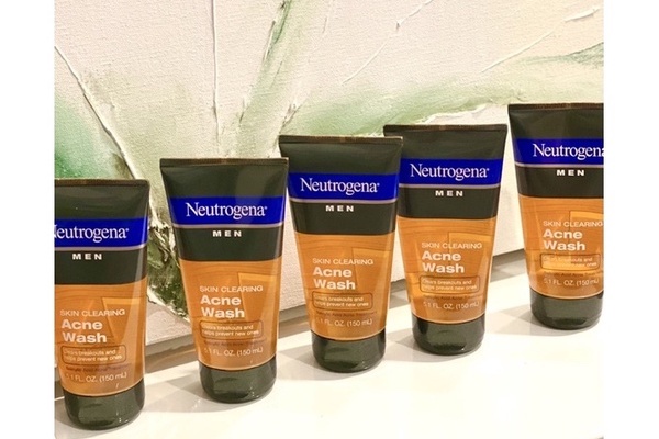 Trị mụn đầu đen hiệu quả với Neutrogena Men Skin Clearing Acne Wash