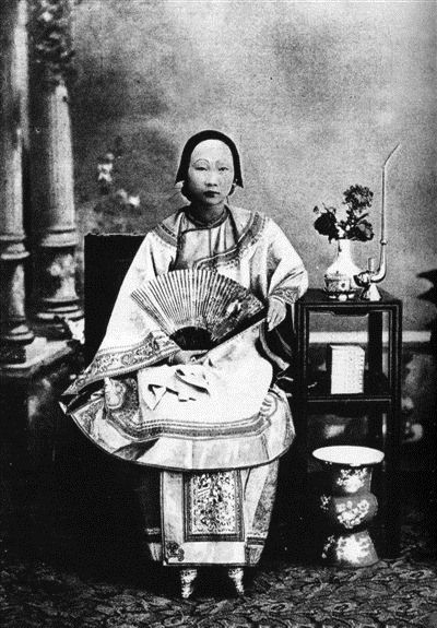 Nhiều nghiên cứu cho rằng Sườn xám bắt nguồn từ trang phục của phụ nữ thời Mãn Thanh.