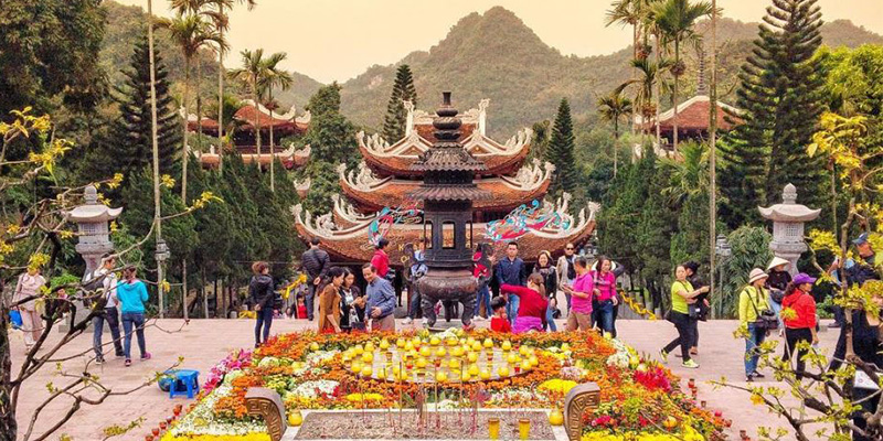 Hội chùa Hương là một trong những lễ hội mùa xuân tín ngưỡng lớn nhất Bắc Bộ dịp đầu xuân. (Ảnh: cattour.vn)