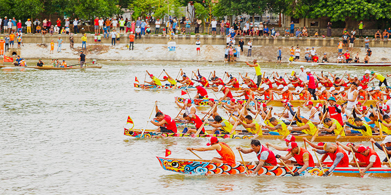 Một cảnh đua thuyền sôi nổi tại Huế vào ngày đầu xuân. (Ảnh: Đức Tuấn - Vietnam+)