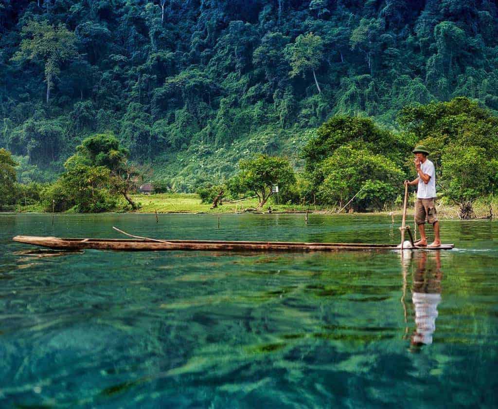 Hồ Ba Bể làn nước trong xanh, khung cảnh yên bình