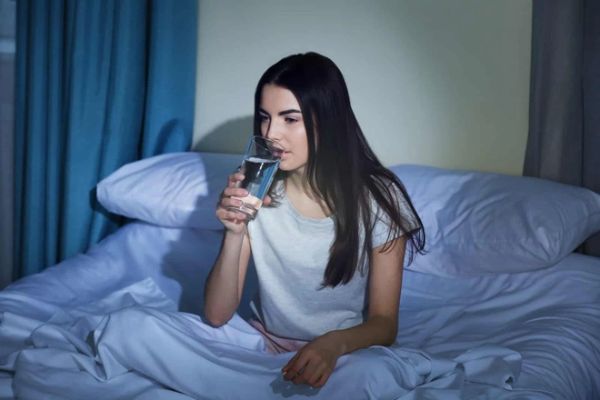 Uống nhiều nước trước khi đi ngủ có thể gây tích nước ở mặt