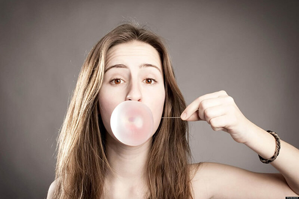 Nhai kẹo cao su giúp bạn luyện tập cơ mặt thêm săn chắc