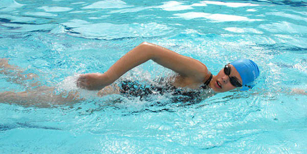 Bơi lội cũng là cách để đốt calo cao, bơi trong nước giúp bạn sử dụng nhiều cơ bắp hơn để di chuyển.  Đặc biệt, bơi ở nhiệt độ chênh lệch với nhiệt độ cơ thể cũng là cách để cơ thể đốt cháy nhiều calo hơn (nhiệt độ lý tưởng là 25 độ C). 