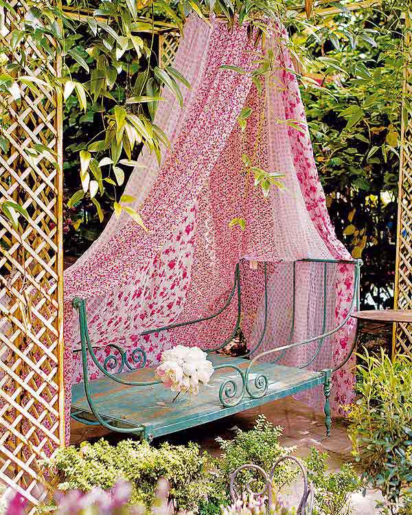 Chỉ cần tấm vải mỏng với màu sắc họa tiết tươi tắn thế này đã đủ biến sân vườn thành góc thư giãn thích mắt.