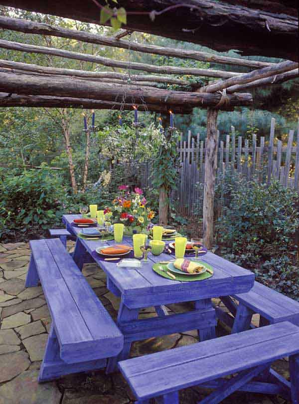 Lí do bàn ghế ăn gỗ được sơn tím chính là để không gian sân vườn mang hơi hướng Bohemian hơn.