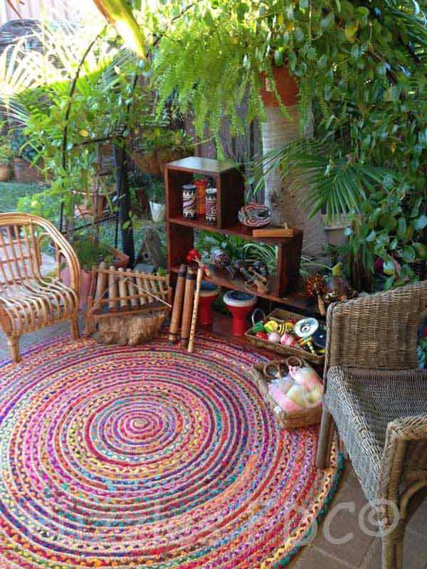 Đôi khi chỉ cần một tấm thảm trải họa tiết thế này cũng đủ thổi làn gió du mục vào không gian sân vườn.