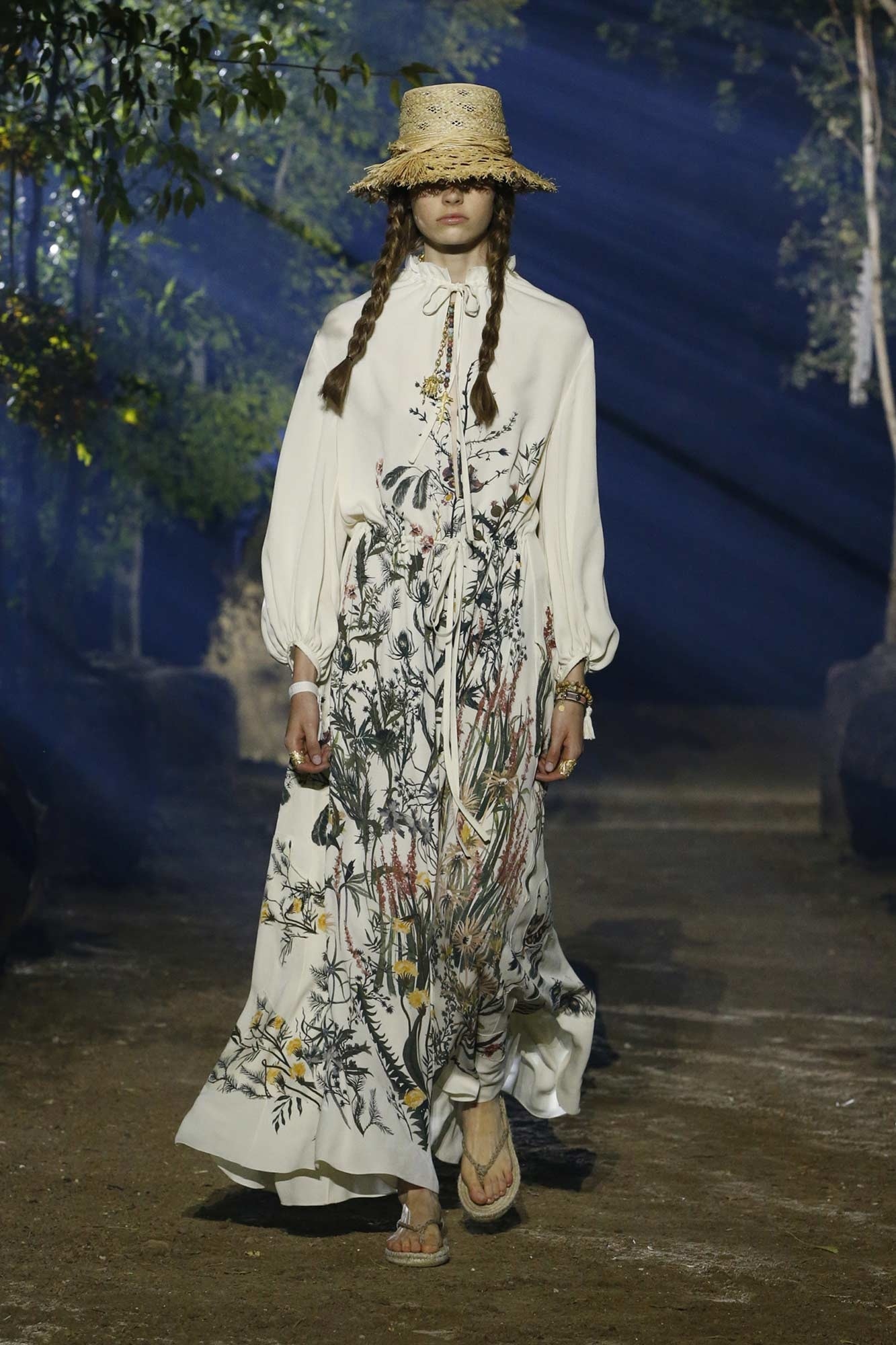 Phong cách thời trang Cottagecore xuất hiện trên sàn diễn của Christian Dior