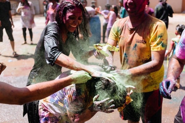 Ném màu là truyền thống của lễ hội Holi