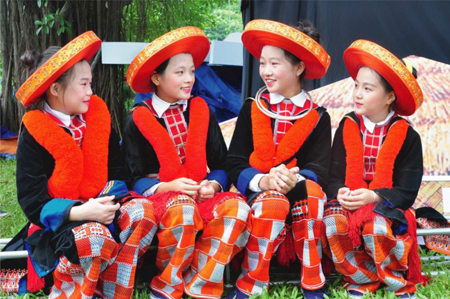 Đồ phụ nữ người Dao rất đa dạng, thường mặc áo dài, yếm, váy hoặc quần, y phục thêu rất cầu kỳ, sặc sỡ