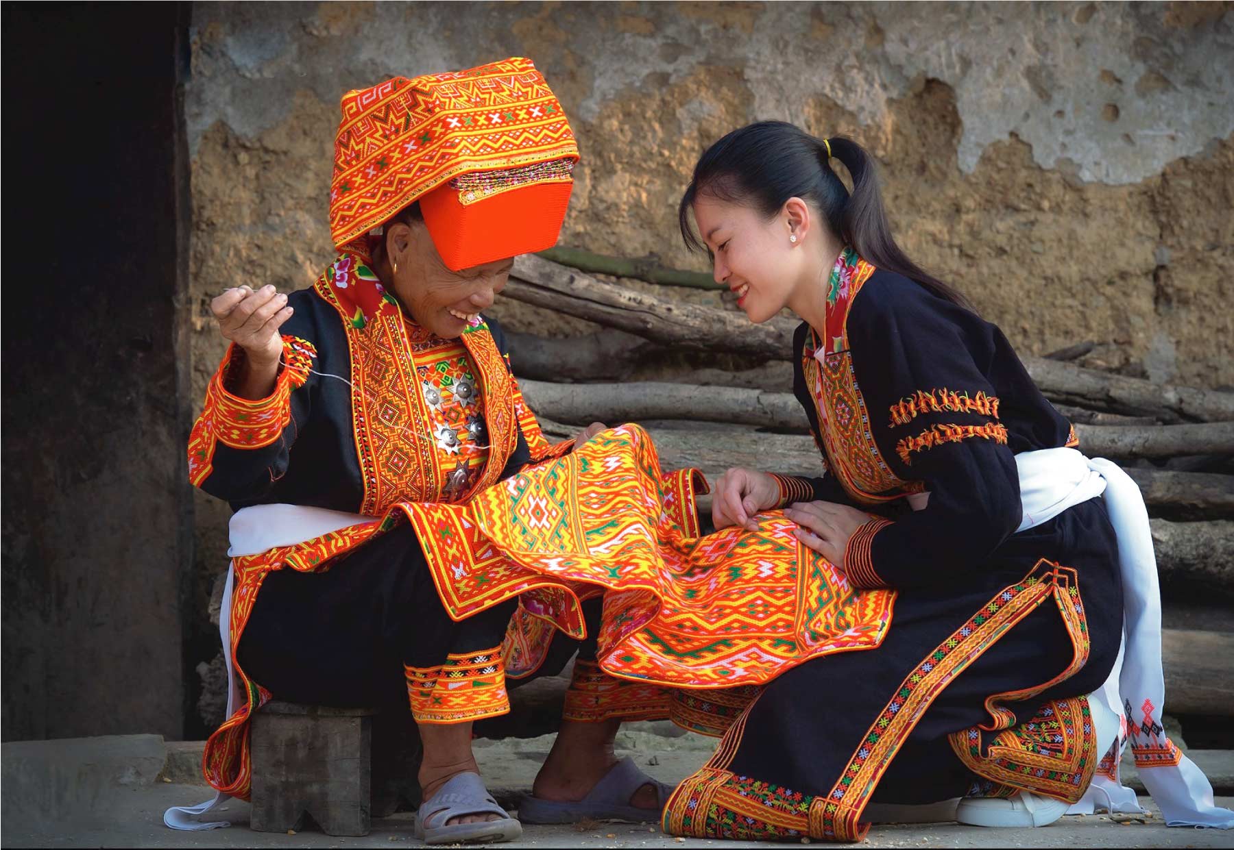 Đồ phụ nữ người Dao rất đa dạng, thường mặc áo dài, yếm, váy hoặc quần, y phục thêu rất cầu kỳ, sặc sỡ