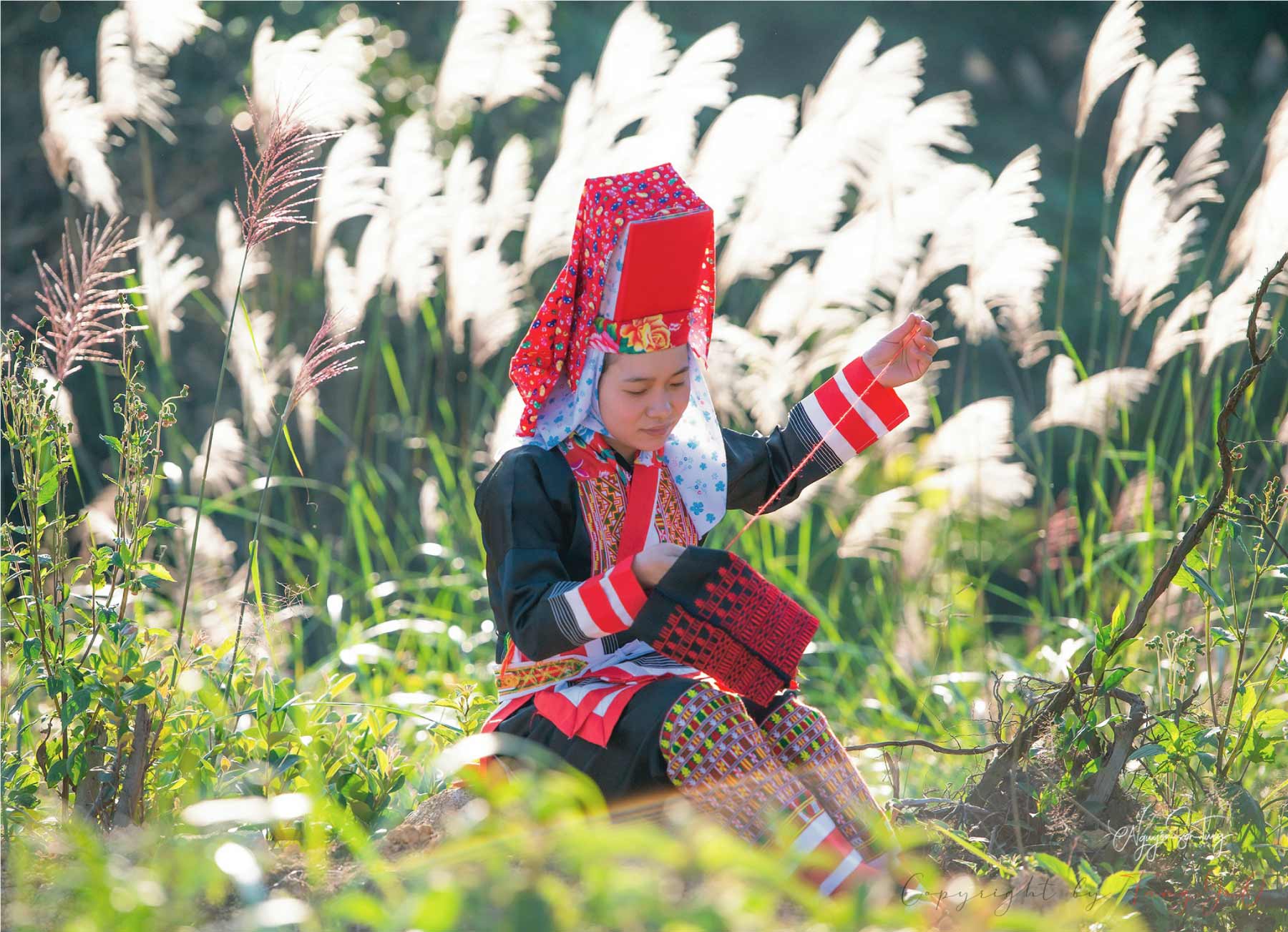 Những cô gái Dao đỏ ở độ tuổi lên chín, lên mười đã được truyền dạy việc may vá thêu thùa để làm những Đồ đẹp cho riêng mình