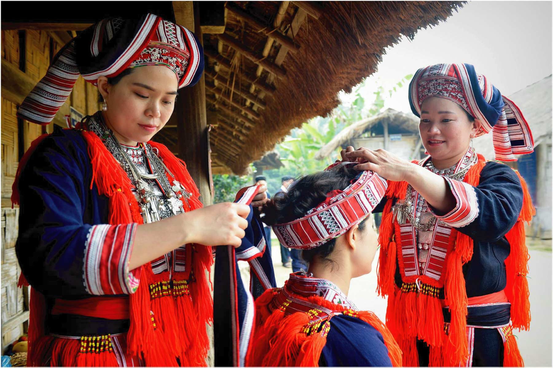 Cách quấn khăn đội đầu của người Dao đỏ ở Hoàng Su Phì, Hà Giang. Khi đội lên đầu, các họa tiết hoa văn sẽ phô ra ngoài, làm tăng thêm vẻ đẹp của chiếc khăn