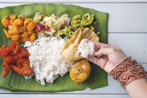 Khi ăn ở Ấn Độ, bạn nên nhớ dùng tay phải để ăn