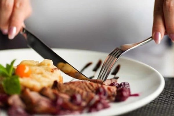 Thói quen ăn thịt (thường để miếng to) của người phương Tây buộc họ phải dùng thìa nĩa để dễ cắt thức ăn