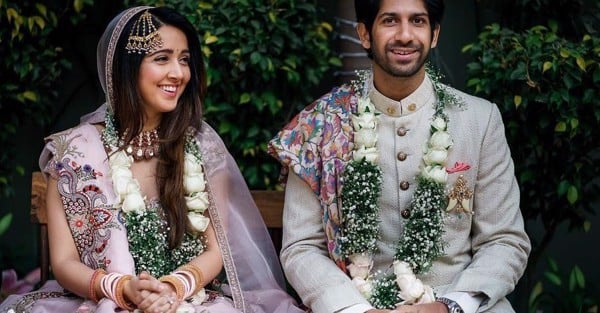 Đặt một vòng hoa xung quanh cô dâu và chú rể là một nghi lễ bất biến ở Ấn Độ
