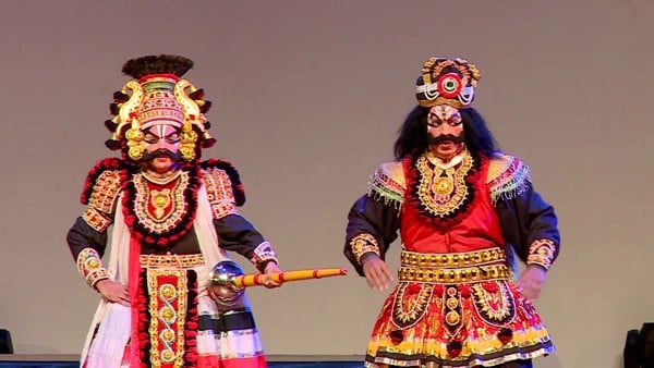 Cốt truyện của vũ điệu này thường xoay quanh sử thi Hindu Ramayana và Mahabharata