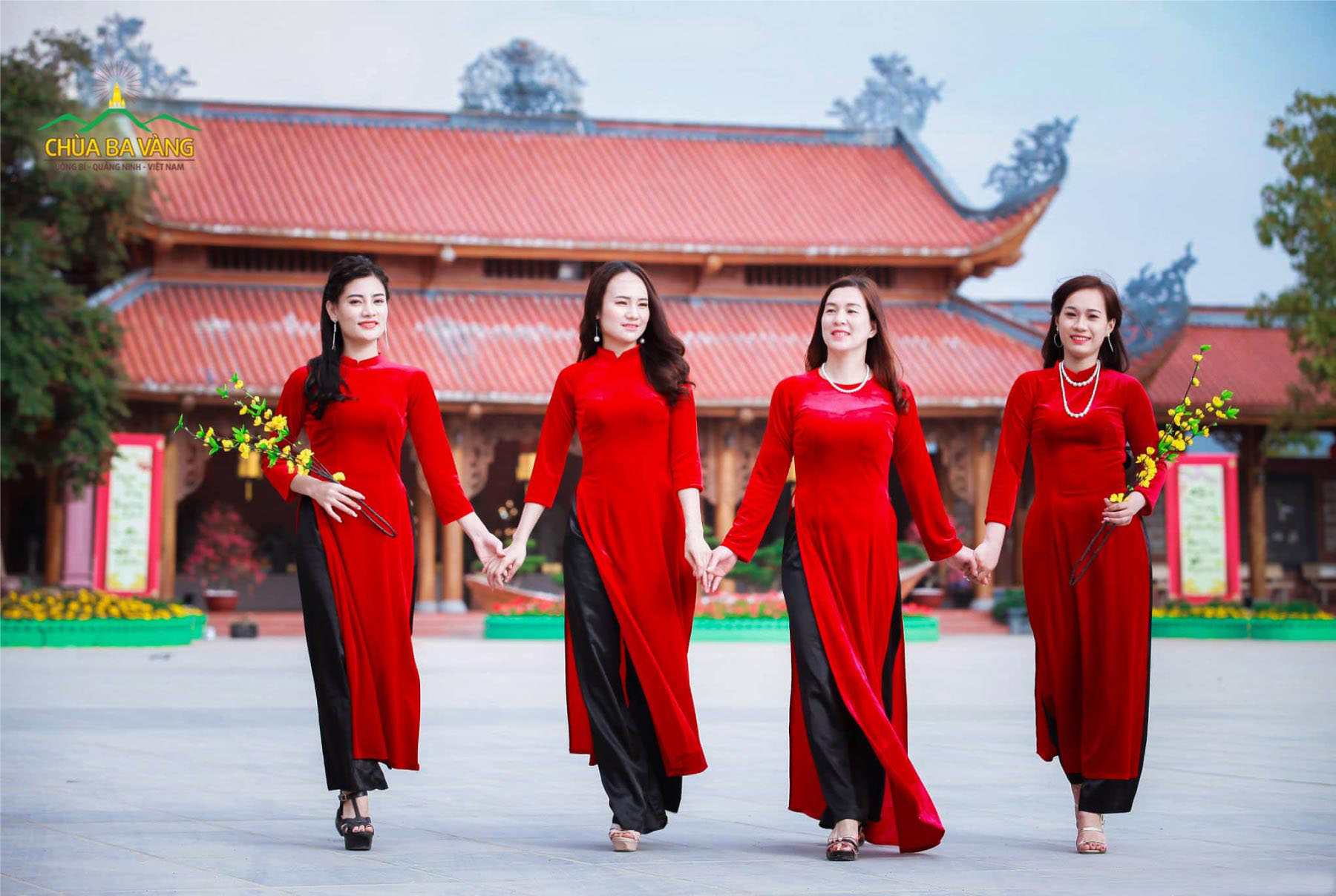 Áo dài là một phần văn hóa nói lên nhân quan và gói trọn tinh thần dân tộc Việt.