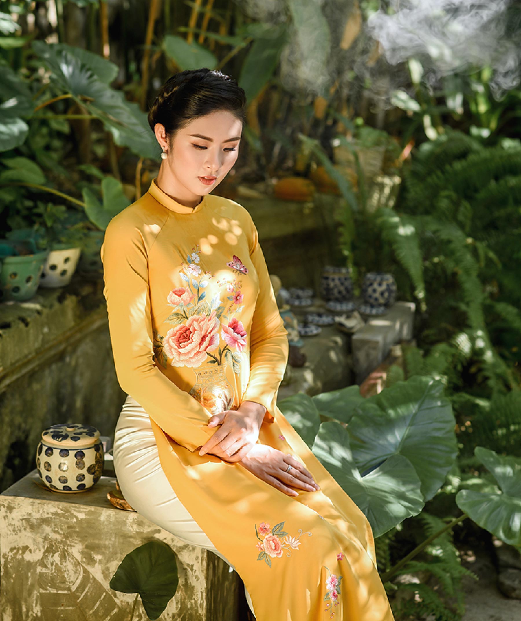 Trải qua nhiều thời kỳ, tà áo dài truyền thống Việt Nam tuy có nhiều sự biến đổi nhưng vẫn mang những ý nghĩa thuần túy, tôn vinh vẻ đẹp người phụ nữ Việt.