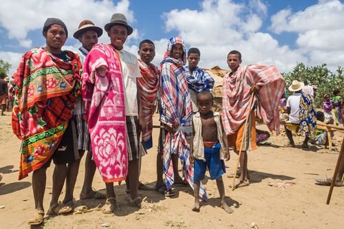  phục truyền thống của nam giới và phụ nữ sống ở Madagascar. 
