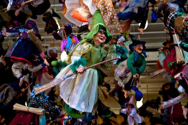 Hình tượng phù thủy của Befana được bày trí khắp nơi trong lễ hội này.