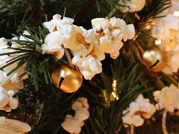 Dùng bỏng ngô làm vật trang trí cây thông và vòng nguyệt quế nhân dịp Noel. (Nguồn: Shutterstock)