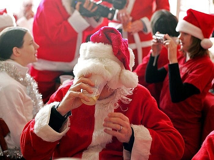  Những ông già Noel say xỉn được bắt nguồn từ một chương trình nghệ thuật tại Đan Mạch. (Nguồn: Reuters)