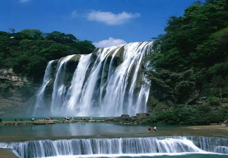 Hoa Quả Sơn, nơi sinh sống của bầy khỉ tinh khôn, được quay ở thác Hoàng Quả Thụ, tỉnh Quý Châu, Trung Quốc.