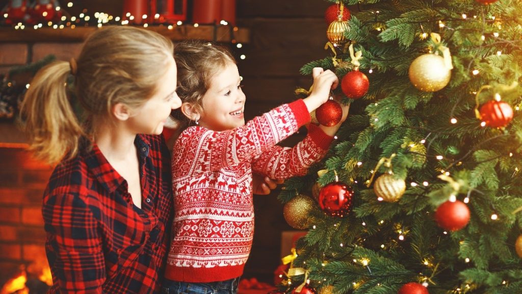 Cùng bé tự tay trang trí cho cây thông Noel sẽ giúp bữa tiệc Giáng Sinh thêm ý nghĩa