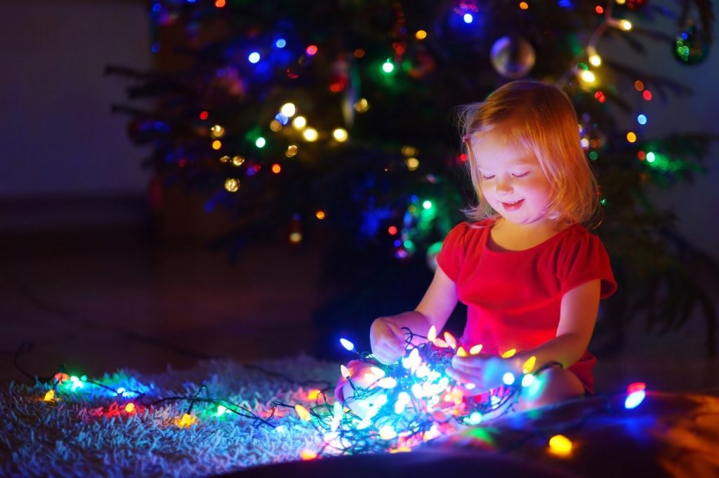 Không gian bữa tiệc Giáng Sinh sẽ thêm phần ấm áp và lung linh hơn nhờ những dây đèn màu lấp lánh