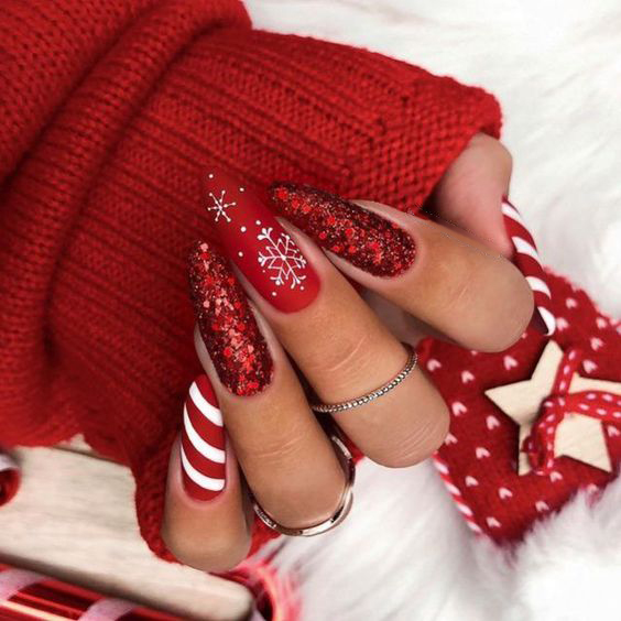 Một trong những mẫu nail đỏ rất được yêu thích trong ngày giáng sinh
