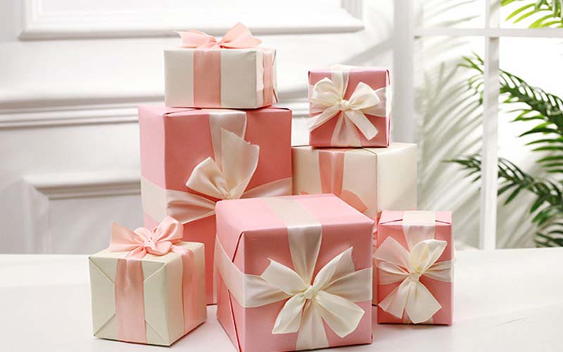 Mẫu hộp quà Giáng sinh màu hồng xinh xắn