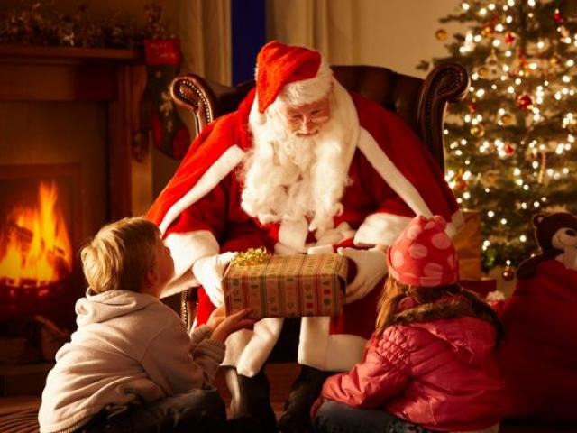 các bé đang xin quà từ ông già noel ngày  lễ giáng sinh