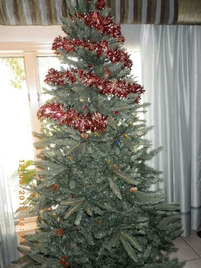 Những cây thông Noel xấu xí khiến dân mạng cười đau bụng - 9