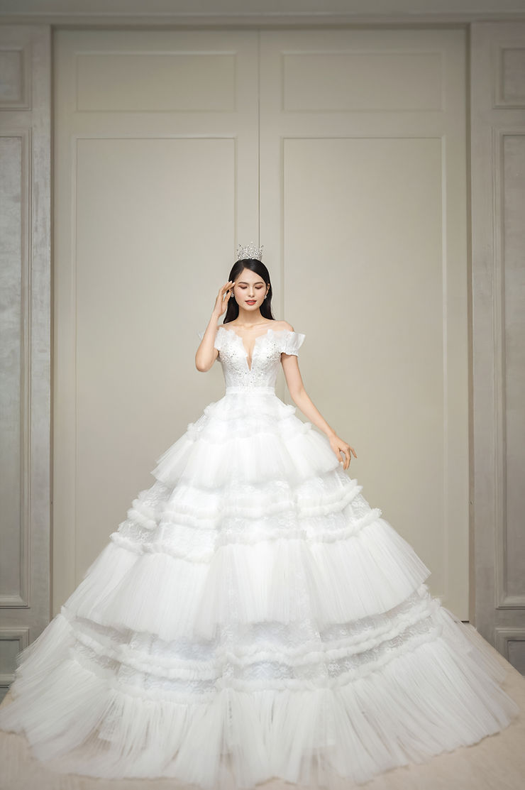 Cô dâu nên chuẩn bị một chiếc váy cưới giúp mình nổi bật nhất trong ngày cưới