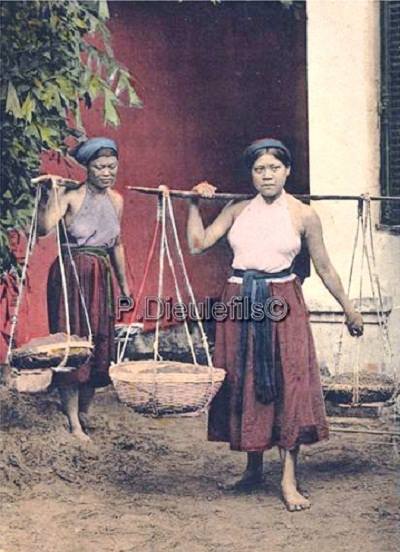 Phụ nữ Bắc Bộ thời Nguyễn mặc yếm cổ nhạn