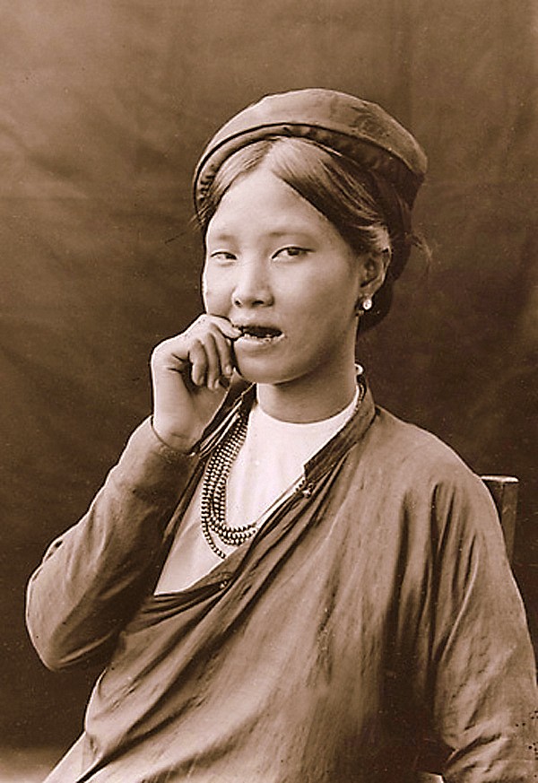 Phụ nữ Bắc Bộ thời Nguyễn mặc yếm cổ tròn và khoác thụ lĩnh bên ngoài.