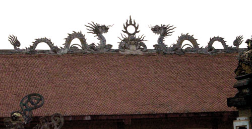 Lưỡng Long Chầu Nguyệt trên mái kiến trúc thời Nguyễn.