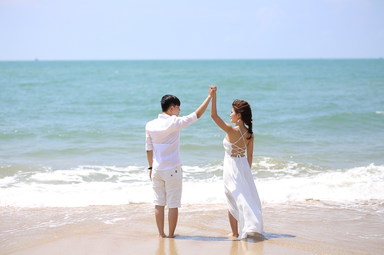 Nhiều du khách lựa chọn biển Hồ Cốc làm địa điểm chụp hình cưới cho mình